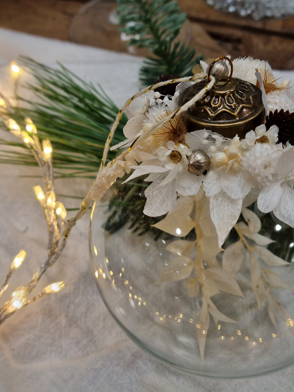 Suspension de Noël en verre et laiton avec fleurs séchées
